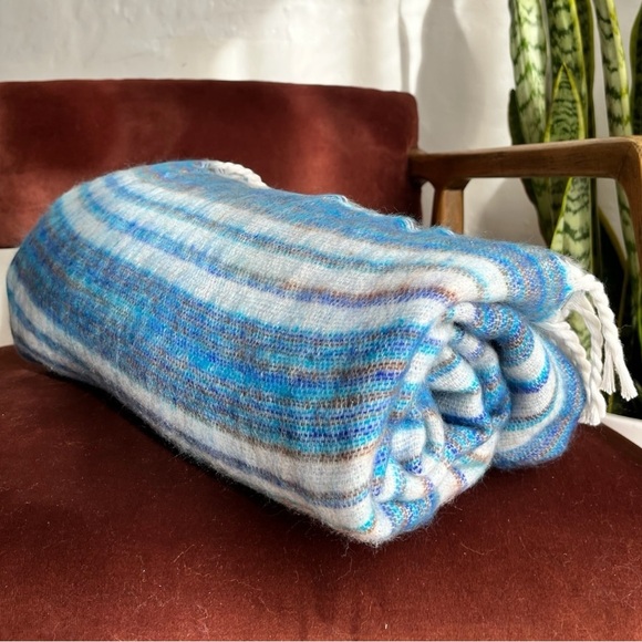 Himalayan Yak Wool Meditation Blanket (Snow with Sky Blue Stripe)